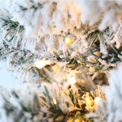 Sapin de Noël artificiel enneigé avec lumières