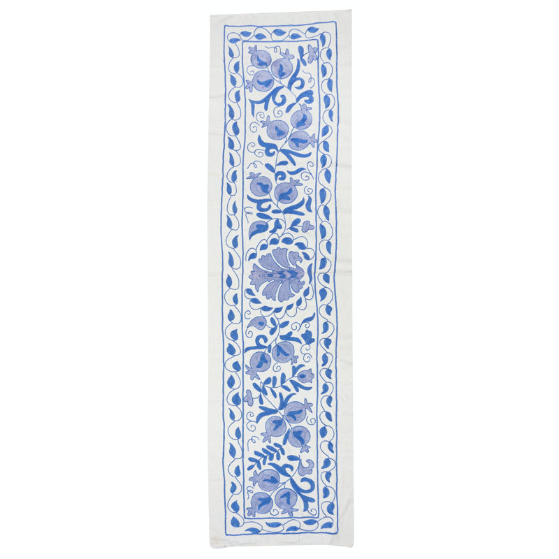 Chemin de table brodé bleu clair 20 x 71 po. Suspension murale en coton. Décoration murale moderne