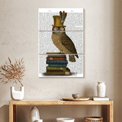 Chouette rieuse sur des livres