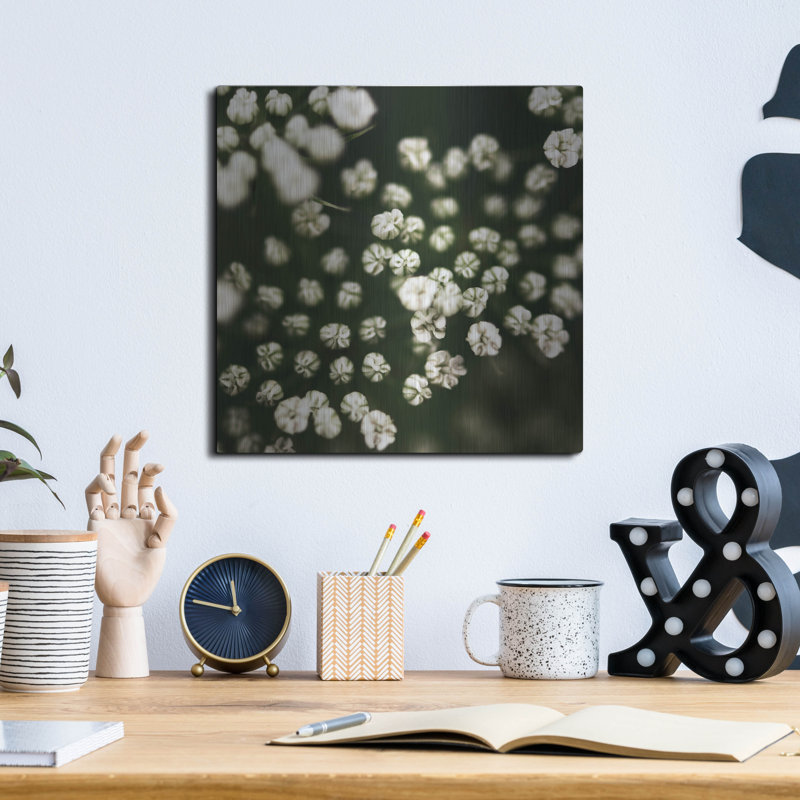 Petites fleurs blanches par Tom Quartermaine, H 12 po x l 12 po