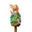 Peter Rabbit mangeant des radis