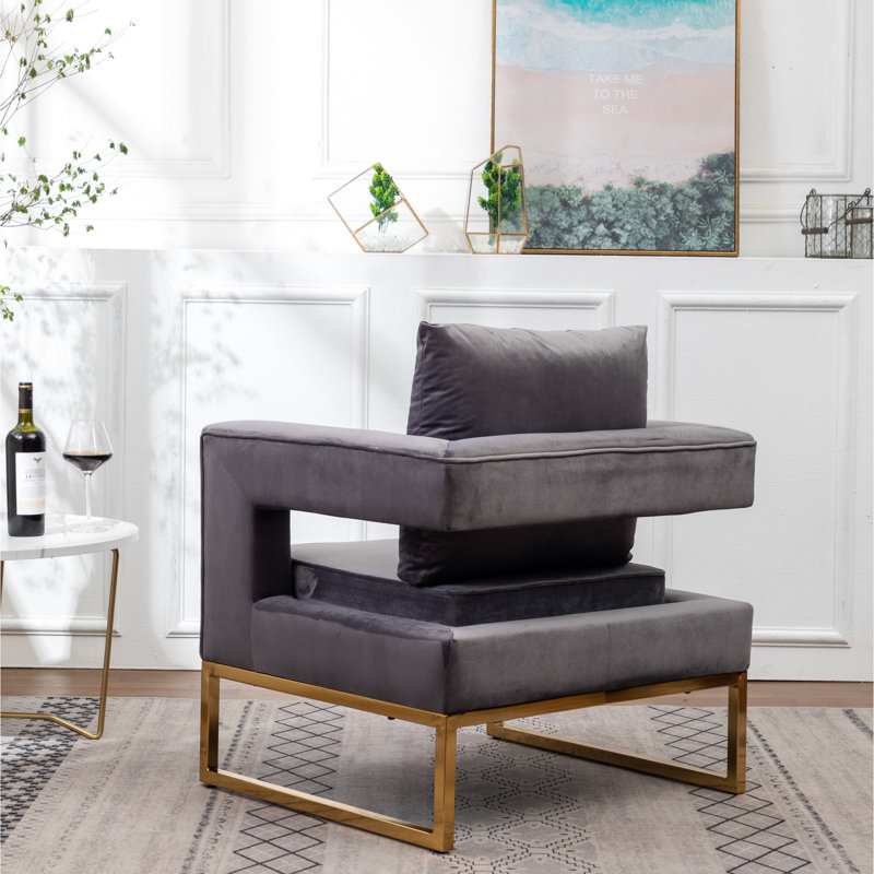 Fauteuil gris contemporain - Style avec assise rembourrée, structure en métal, dossier carré, accoudoirs confortables et revêtement en tissu doux effet velours, pour une détente optimale.