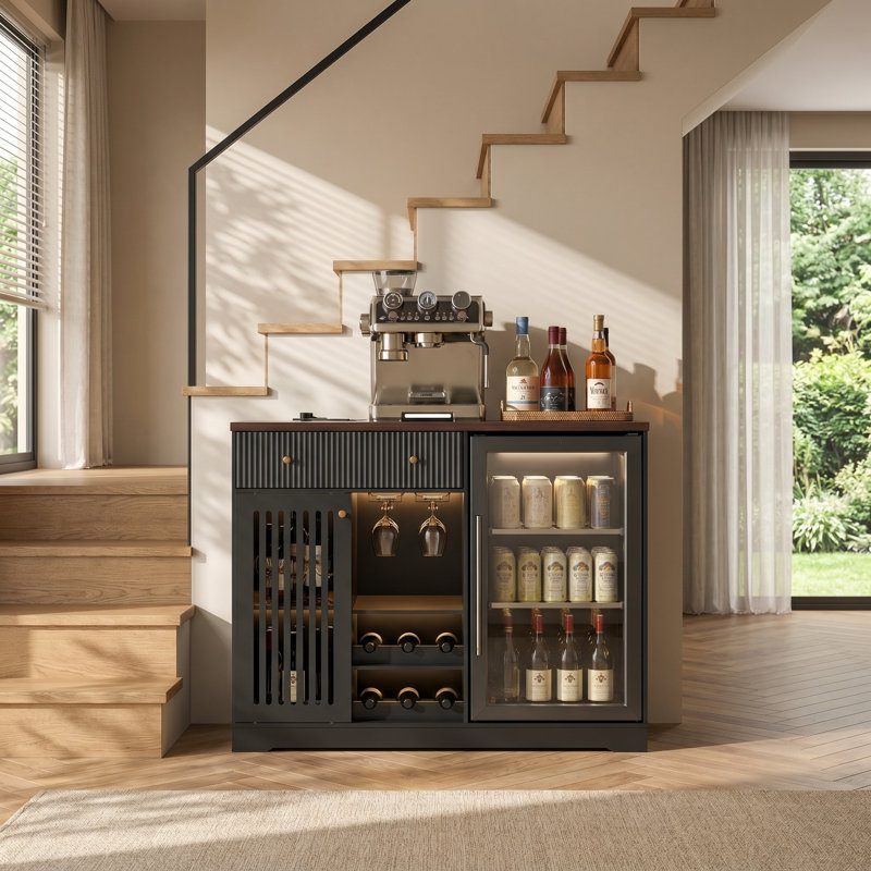 Armoire bar 47 po cannelée avec portes coulissantes à lattes, support à vin, porte-verre et lumières RVB avec contrôle d'application