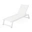Chaise longue en métal blanc et filet avec dossier réglable, confort près de la piscine ou sur le patio