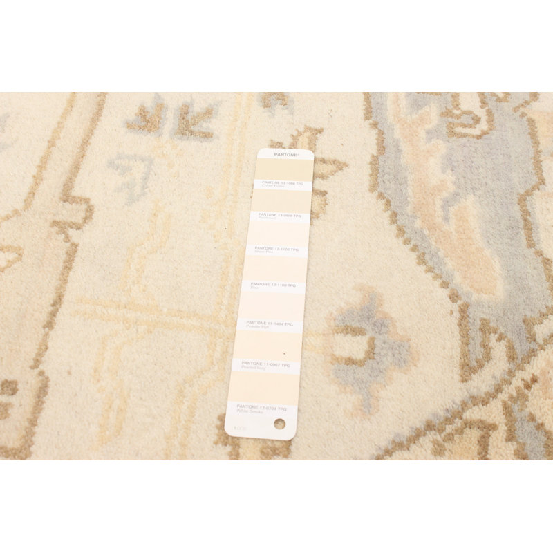 Tapis crème Royal Ushak 8 pi 11 po x 8 pi 11 po