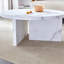 Une table basse à motif circulaire en bois aggloméré blanc, une table centrale blanche de 31,4 pouces, une table basse moderne, convient aux petits espaces et aux salons.