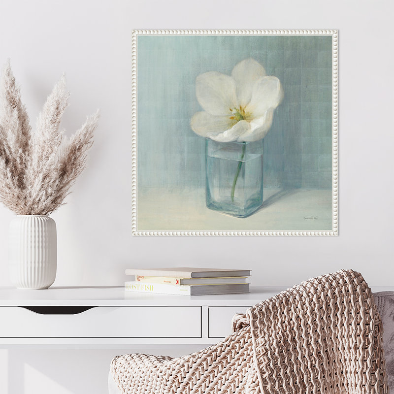 «Simple White Tulip» par Danhui Nai, reproduction d'art sur toile encadrée, H 22 po x l 22 po