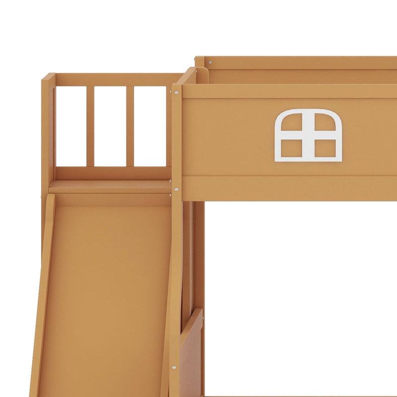 Un lit superposé avec glissade et escalier de rangement crée un espace de couchage amusant pour les frères et sœurs et les invités.