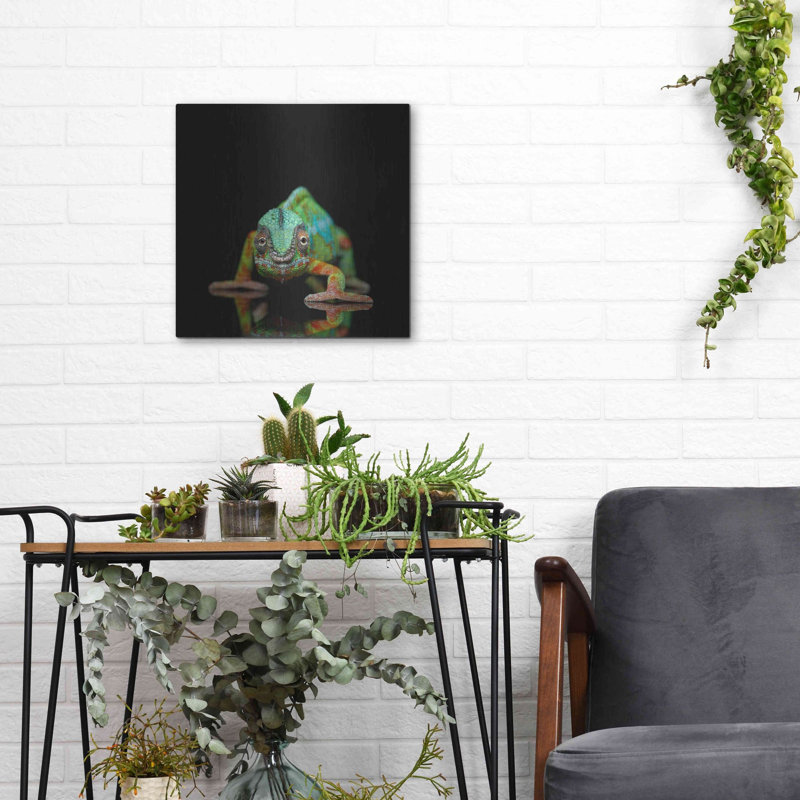 «Sneaky Cameleon» par Luxe Metal Portfolio, H 12 po x l 12 po