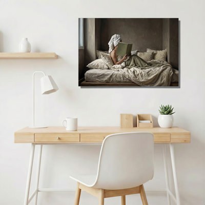 Personne qui lit un livre vert sur le lit avec une serviette sur la tête, art mural sur toile