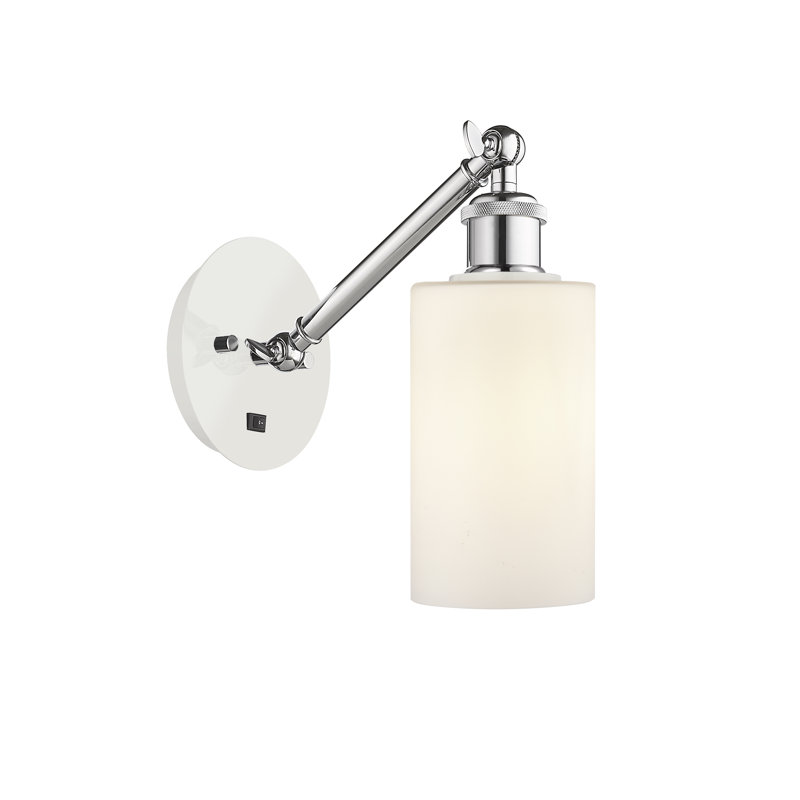 Applique murale 1 lumière 5 po avec bras ajustable Shauna, Blanc mat, Incandescente, Laiton brossé
