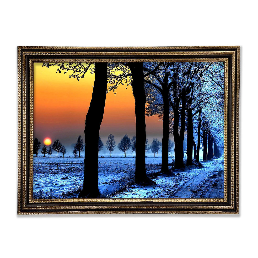 Winterlandschaft mit orangefarbenem Himmel Gerahmter Druck