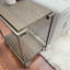 Table moderne en bois avec tablette, graphite vieilli, chaises basses polyvalentes au fini graphite, fabrication