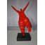 Statue voluptueuse Lawen, debout sur une patte, résine rouge