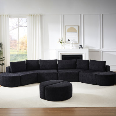 Canapé modulaire à cinq places en chenille noire avec six coussins décoratifs et quatre repose-pieds, avec une surface douce dans des coussins décoratifs et des tabourets incurvés, parfait pour créer un bureau confortable