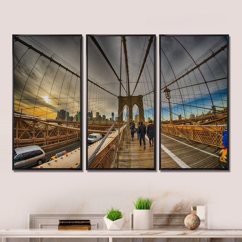 «Strolling On Brooklyn Bridge» - Photographie de 3 pièces sur toile, Noir, H 28 po x l 36 po x P 1 po
