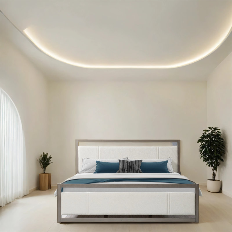 Tête de lit tapissier en tissu de couleur ivoire sur un cadre de lit grand, Grand