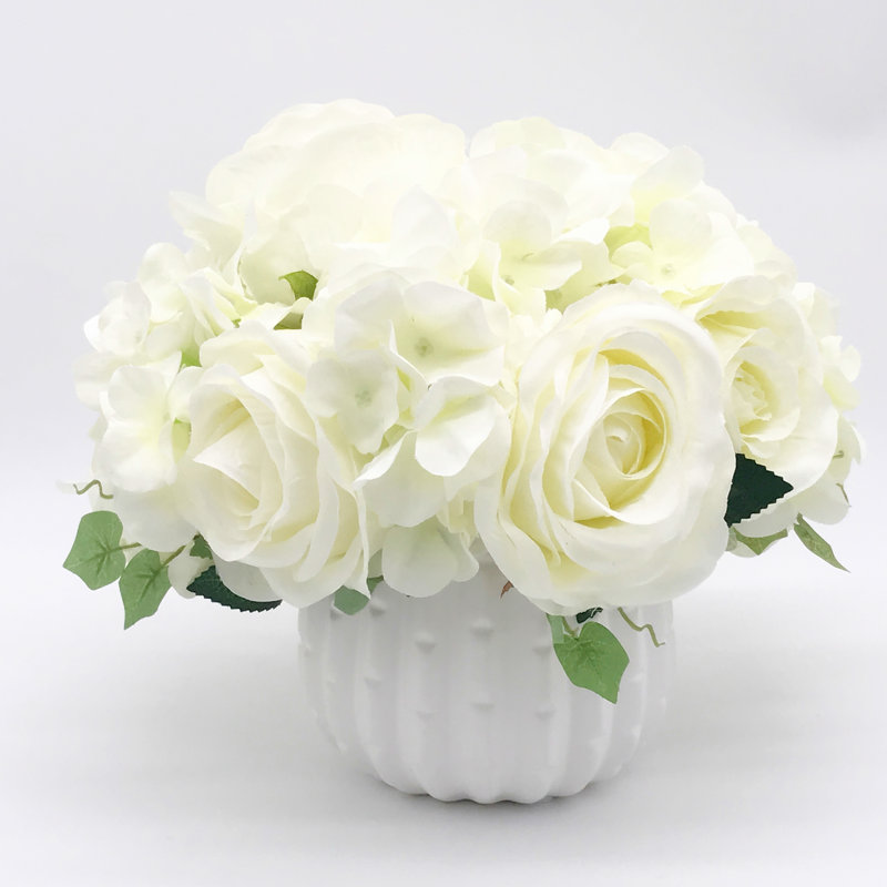 Agencements de fleurs mélangées artificielles en vase, Crème