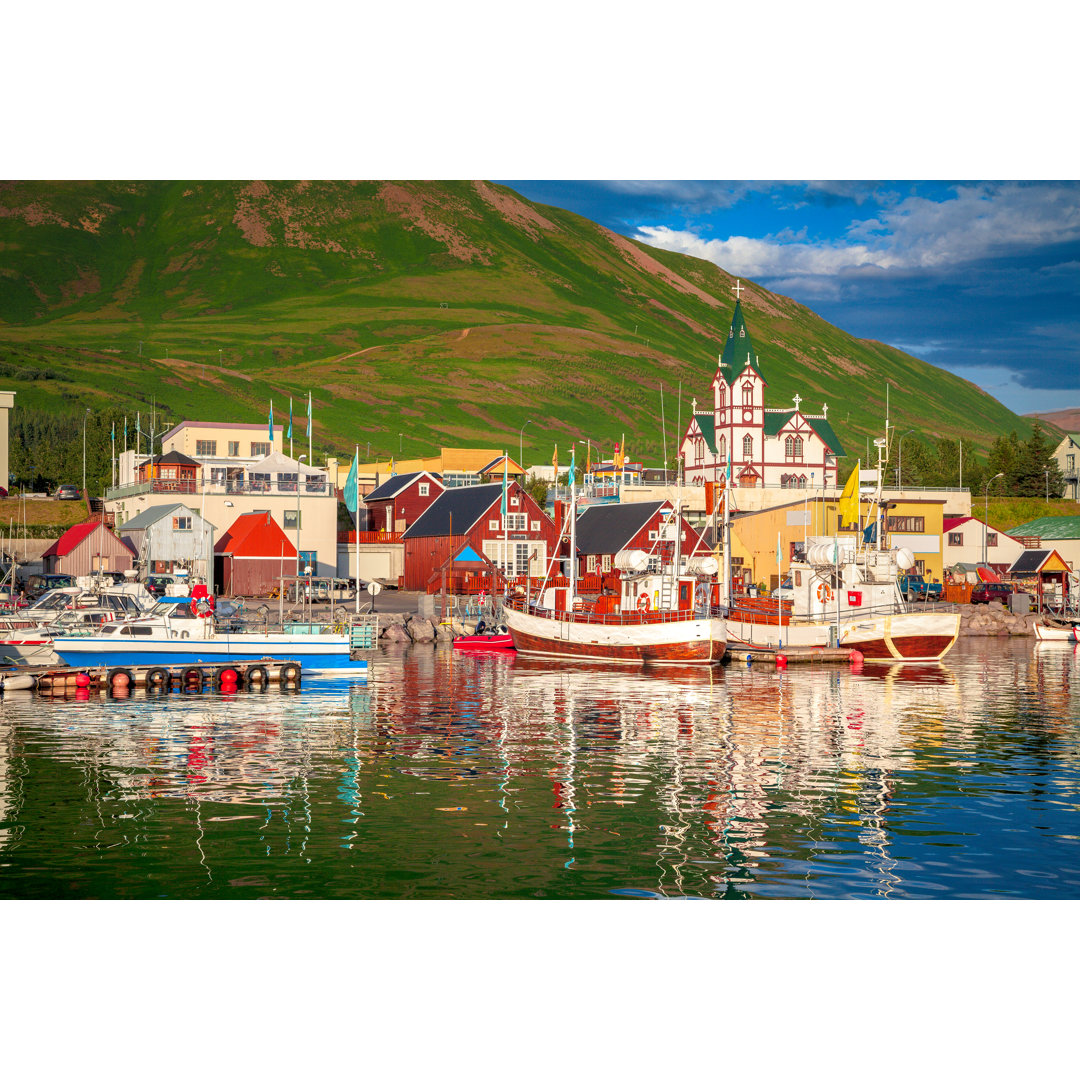 Stadt Husavik bei Sonnenuntergang von Bluejayphoto - Drucken