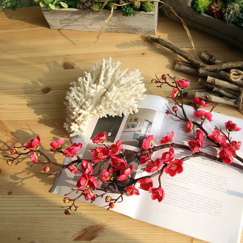 Arrangement floral de fleurs de prunier, Rouge pâle
