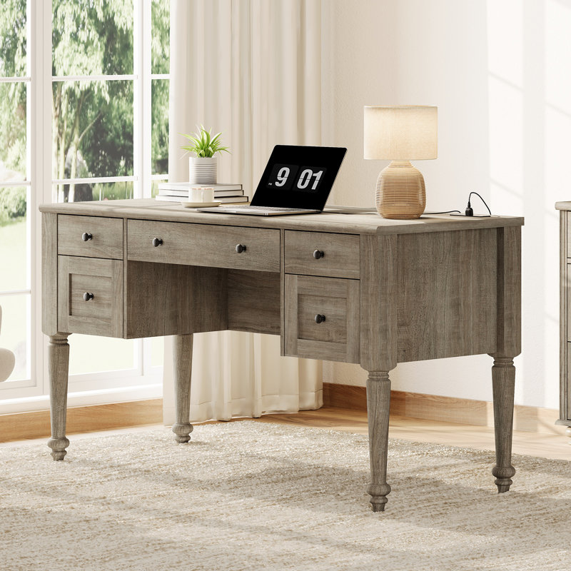 Bureau de direction Corretta Farmhouse 56'' avec 5 tiroirs, bureau pour bureau à domicile avec station de recharge, bureau d'ordinateur en bois avec compartiment de rangement arrière, bureau pour le travail et les études