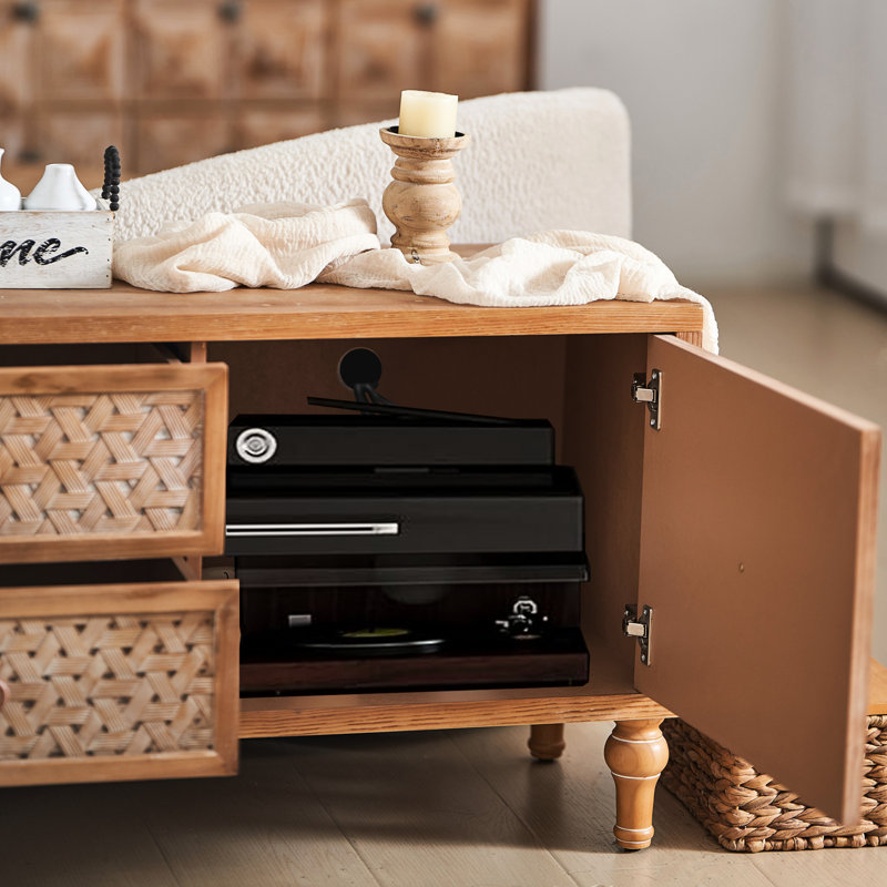 Meuble télé de style années 50 pour téléviseurs de 60 pouces, avec rangement, grand plateau, tablette réglable, support décoré effet vieilli et passe-câbles.