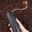 Moulin à café manuel avec meules en acier inoxydable, manivelle portable pour grains de café, conception usinée par commande numérique par ordinateur compacte pour un usage domestique
