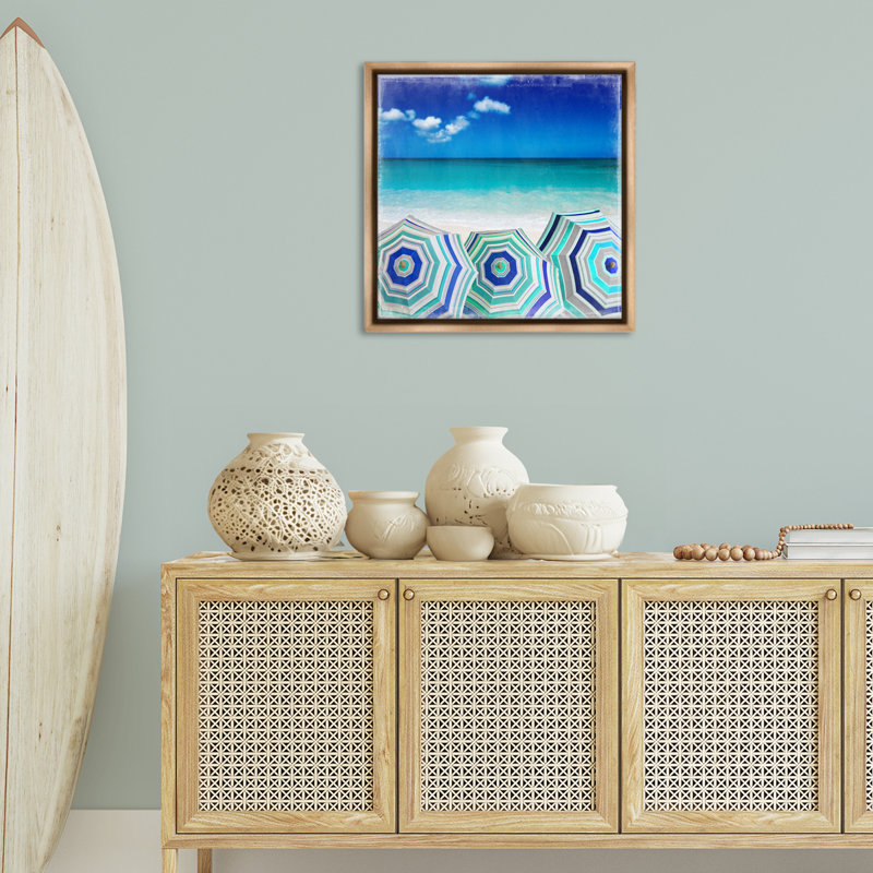 "Three Beach Umbrellas View", art mural encadré flottant par Charlie Carter, Cadre flottant orme Montalcino