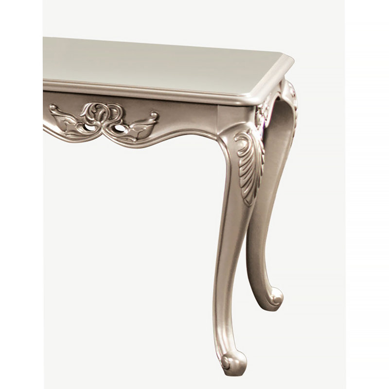 Table de bout de style traditionnel avec pieds courbés, détails sculptés, détails dorés et finition champagne élégante