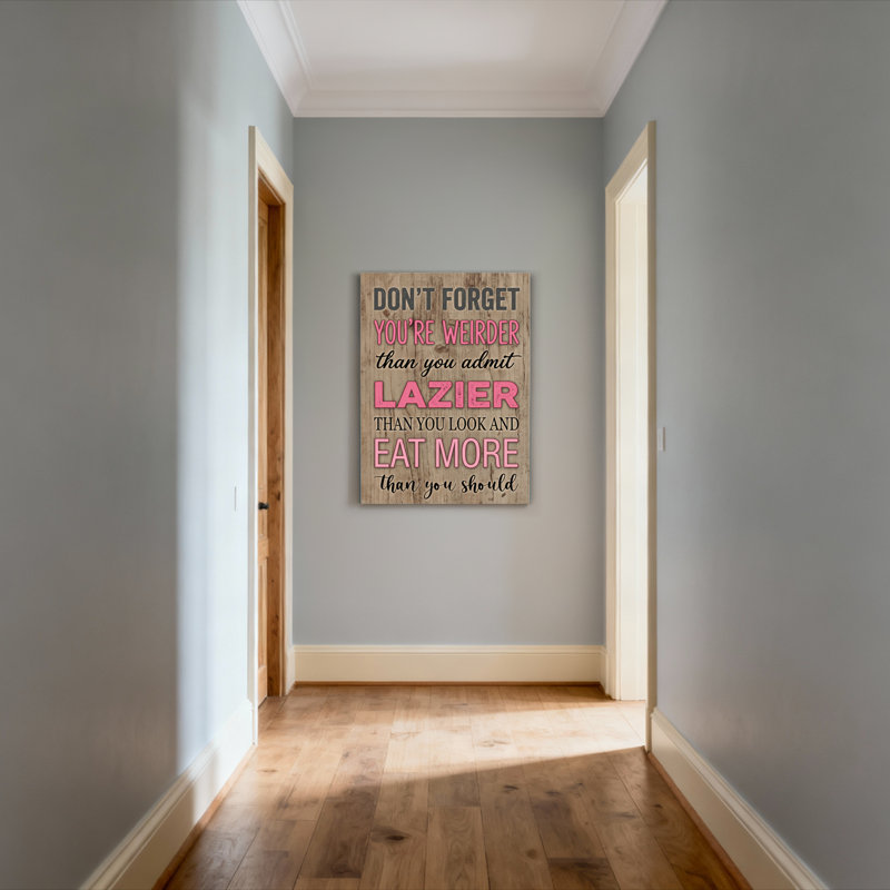 Tableau humoristique sur toile texturée bois avec texte rose et gris, idéal pour décorer un salon, une chambre ou un bureau.