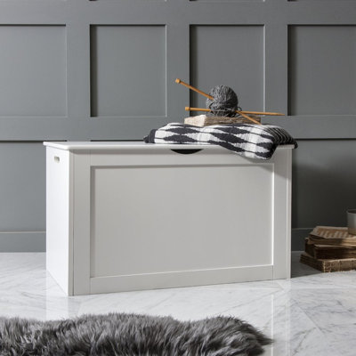 Ariyah Accent Trunk