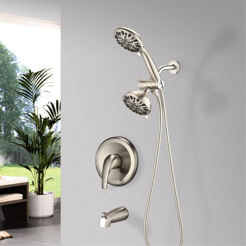 Système de douche en nickel brossé avec bec de baignoire - robinet 2 en 1. 7 modèles de jet pour un bain rafraîchissant. Fixation murale haute double