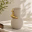 Vase moderne sculptural avec figurine 3-D dorée ludique, vase décoratif texturé neutre pour le salon, table basse, tablette décorative
