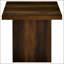 Table de bout en pin foncé avec une silhouette carrée sculpturale épurée et une texture rustique pour des intérieurs modernes
