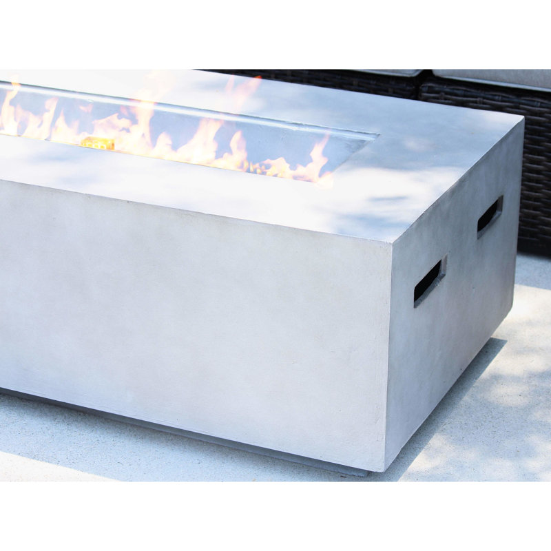 Foyer d'extérieur en béton blanc crème - alimenté au propane, table de feu de construction, réservoir dissimulé