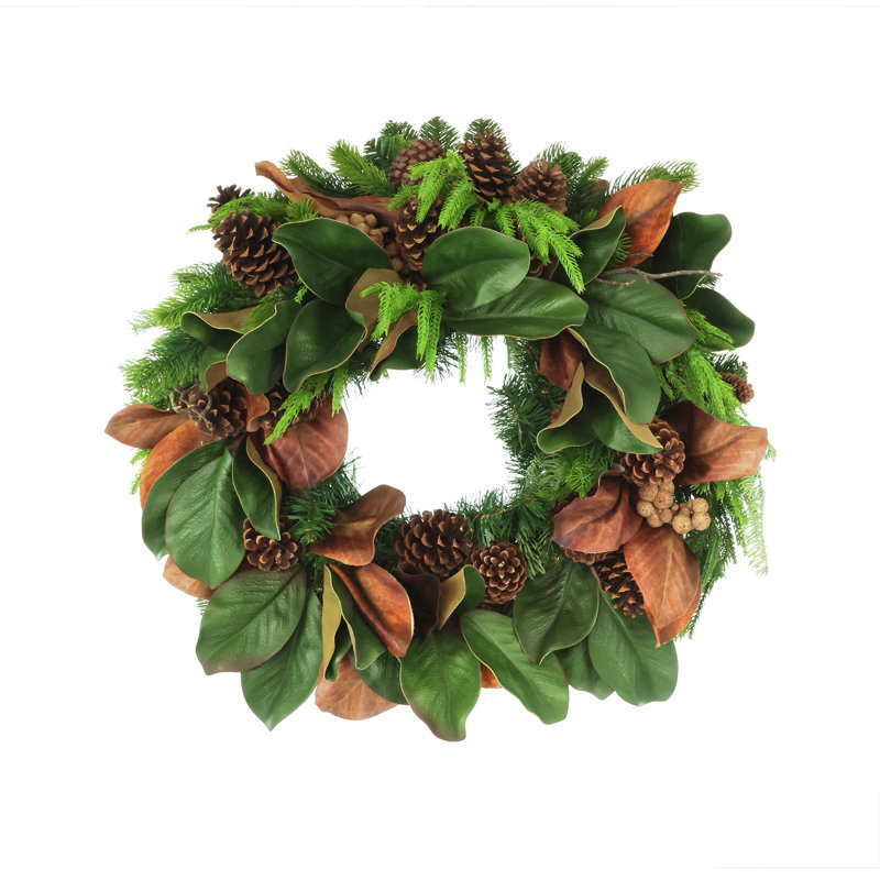 Couronne des Fêtes avec feuilles de magnolia et pommes de pin