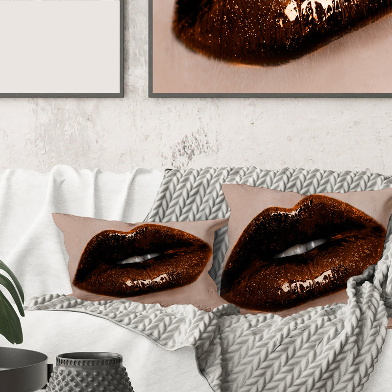 Gros plan sur une housse de coussin rectangulaire et un insert Gorgeous Woman Lips II