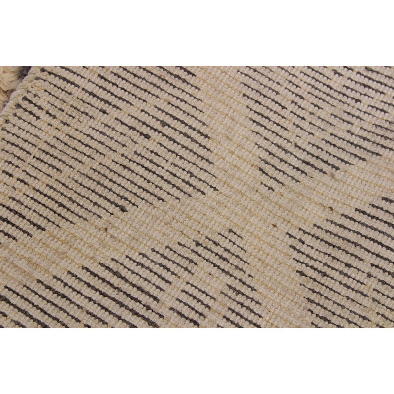 Tapis géométrique beige / gris en laine noué à la main à motif géométrique de 5 pi 3 po x 8 pi Cervantes