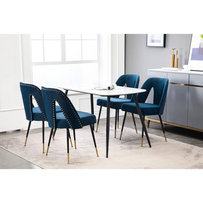 Chaise de salle à manger contemporaine avec revêtement en velours bleu et pieds en métal noir, 2 têtes de clou rembourrées