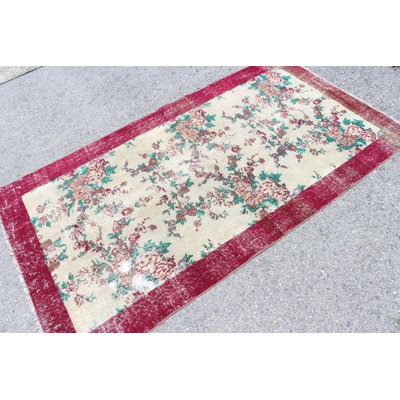 Tapis turc vintage en laine tissé à la main avec un motif de tapis antique et des motifs floraux avec bordure rouge