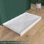 Base de bac de douche à seuil simple 60 po x 36 po en blanc avec ensemble de drain central et couvercle de drain inclus