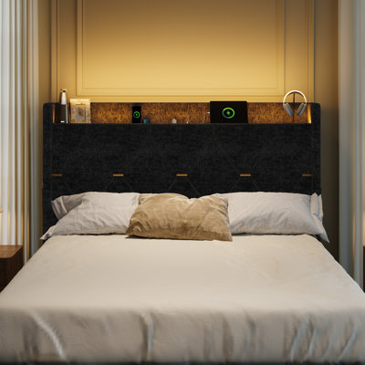 Lit plateforme capitonné avec grands tiroirs de rangement au pied du lit, tablette ouverte dans la tête de lit, éclairage DEL, chargement USB-C, sans sommier, disponible en chenille ou en velours hollandais, format Queen