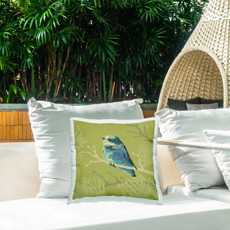 Coussin d'extérieur perché avec des branches d'arbre bleu par Verbrugge Watercolor