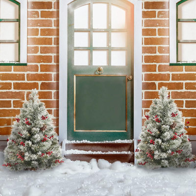 Ensemble de 2 arbres de Noël d'extérieur 24 pouces, arbre de Noël floqué avec 50 lumières DEL, petit arbre de Noël pré-éclairé avec baies et pommes de pin, arbre de Noël enneigé pré-décoré pour sentier, porche
