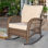 Chaise berçante d'extérieur en osier / rotin avec coussins