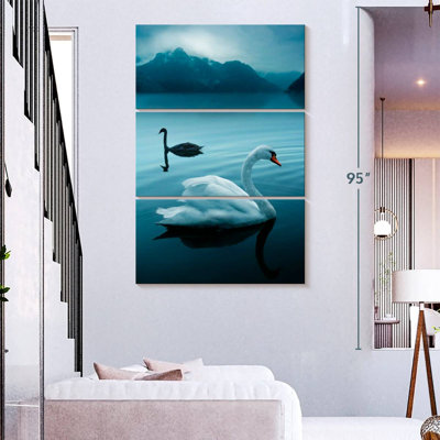 Cygnes Brampt dans le lac foncé
