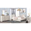 Très grand lit tapissier beige en similicuir avec tête de lit, bouton, meubles de chambre à coucher en bois à DEL, revêtement, accumulation, appartenances-574133112-574133116