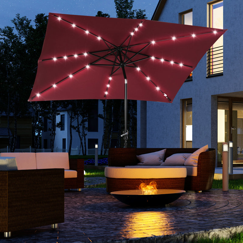 Parasol lumineux à DEL 9 pi x 7 pi avec énergie solaire, inclinable et manivelle, orne la cour arrière du jardin, lumières solaires rouges et rehausse l'ambiance du jardin, de la terrasse et de la piscine.