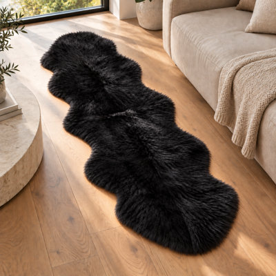 Tapis noir en peau de mouton à poils longs 2 pi x 3 pi Willems