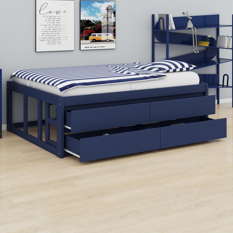 Cadre de lit plateforme avec tiroirs de rangement coulissants et panneaux verticaux décoratifs qui s'harmonisent avec un décor de style ferme moderne.
